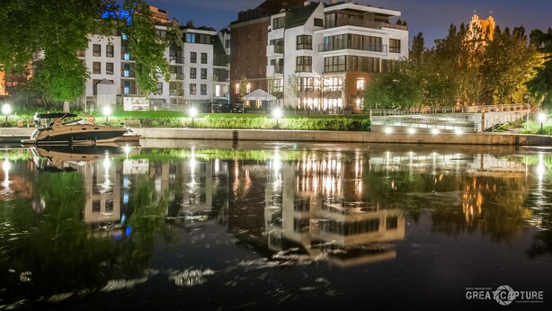 A modern building with multiple floors, a bridge, and a body of water reflecting the structure. - Grano Hotel**** Gdańsk Riverside (Gdansk)