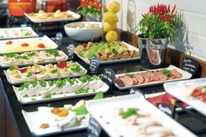 Daily buffet breakfast (PLN 100 per person)