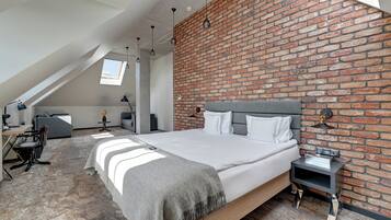 Habitación doble | Minibar, caja fuerte, escritorio y cortinas opacas