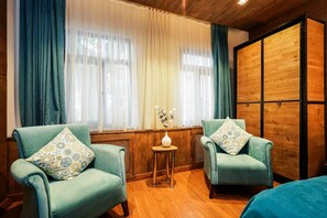 ห้องเอ็กเซกคิวทีฟสวีท, อ่างน้ำวน | ตู้นิรภัยในห้องพัก, โต๊ะทำงาน, ห้องเก็บเสียง, เตารีด/โต๊ะรีดผ้า