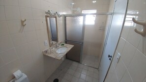 Habitación triple | Baño | Ducha, artículos de higiene personal gratuitos y secador de pelo
