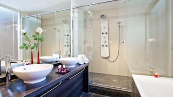 Combined shower/tub, free toiletries, hair dryer, towels