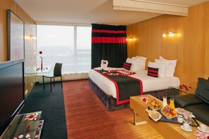 Sengetøy av topp kvalitet, minibar, safe på rommet og skrivebord