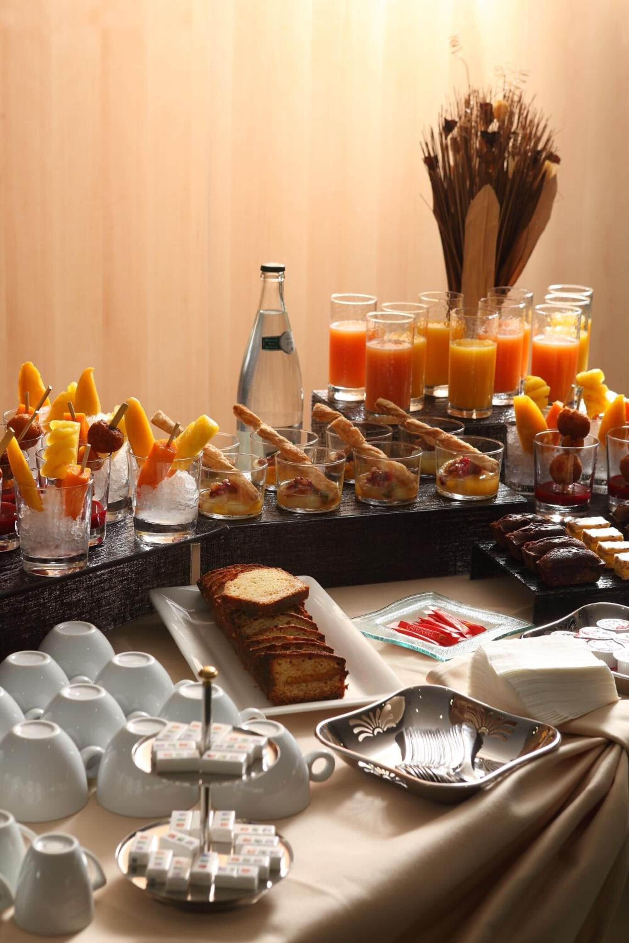 Un bufé de desayuno con diversas opciones de comida y bebidas.