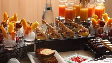 Un bufé de desayuno con diversas opciones de comida y bebidas.