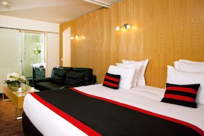 Roupas de cama premium, frigobar, cofres nos quartos, escrivaninha