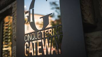 Señal de Puerta de Entrada a Cinque Terre con información de contacto.