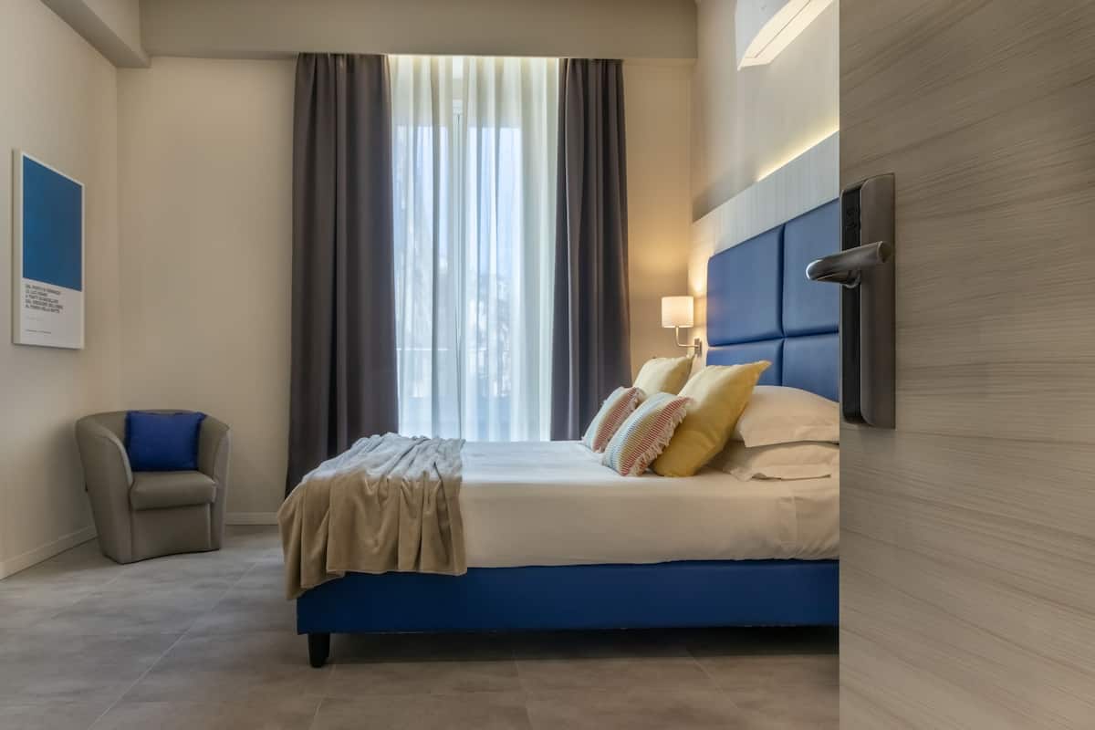 Kamar Double atau Twin Superior, ensuite, pemandangan kota | Seprai premium, selimut bulu angsa, minibar, dan brankas