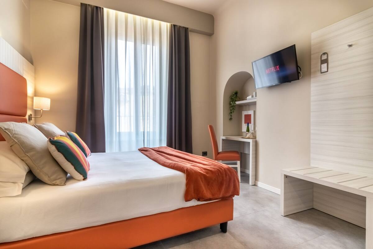 Kamar Double atau Twin Standar, ensuite, pemandangan kota | Seprai premium, selimut bulu angsa, minibar, dan brankas