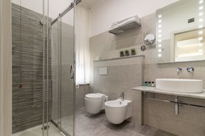 Chambre Deluxe Double ou avec lits jumeaux, salle de bains attenante, vue ville | Salle de bain