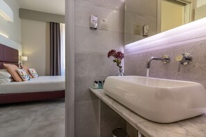 ห้องพรีเมียม, ห้องน้ำในตัว, วิวเมือง | ห้องน้ำ | ฝักบัว, เรนชาวเวอร์, ของใช้ในห้องน้ำฟรี, ไดร์เป่าผม