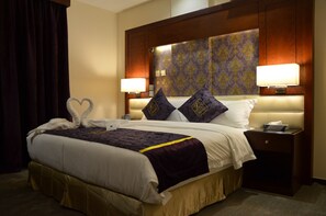 Hochwertige Bettwaren, Minibar, Zimmersafe, Schreibtisch