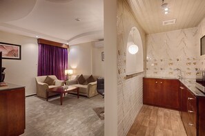 Superior-Suite | Wohnbereich | LED-Fernseher