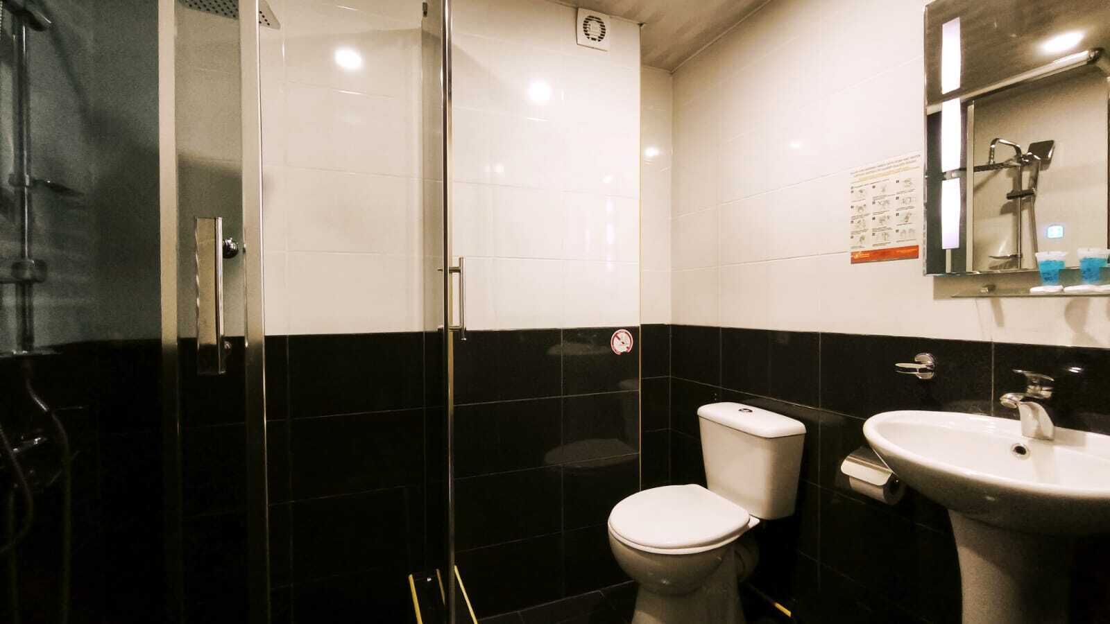 family quadruple room, mountain view | bathroom | shower, free toiletries, hair dryer, bathrobes