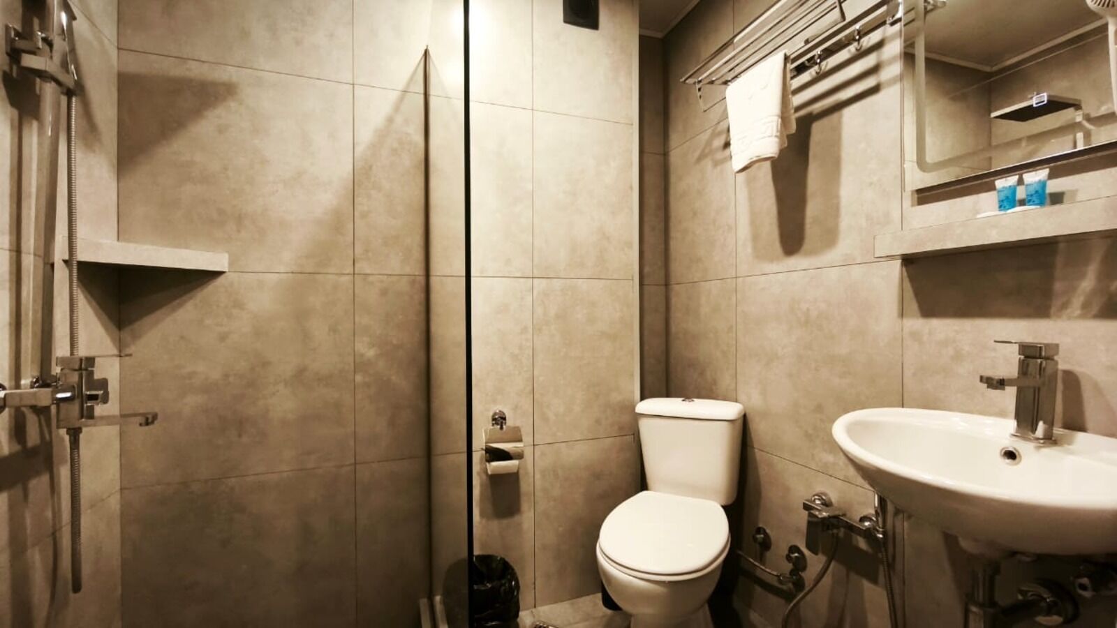 triple room, balcony | bathroom | shower, free toiletries, hair dryer, bathrobes