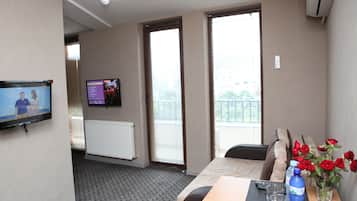 Deluxe Room, Balcony | Premium bedding, in-room safe, soundproofing, iron/ironing board