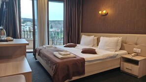 Ropa de cama de alta calidad y caja de seguridad en la habitación 