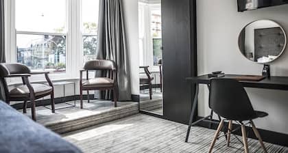 Sinclair's Bar, Lounge & Rooms