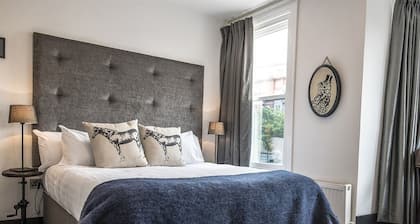 Sinclair's Bar, Lounge & Rooms