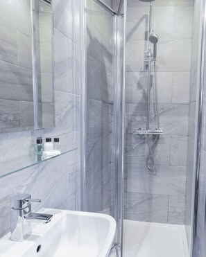 Superior Double or Twin Room, Ensuite | Bathroom - Sinclair's Bar, Lounge & Rooms (Southport)