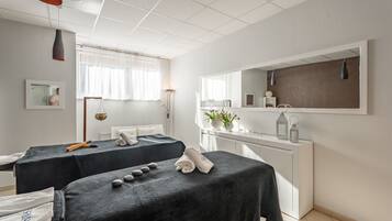 Couples treatment room(s), sauna, hot tub, steam room