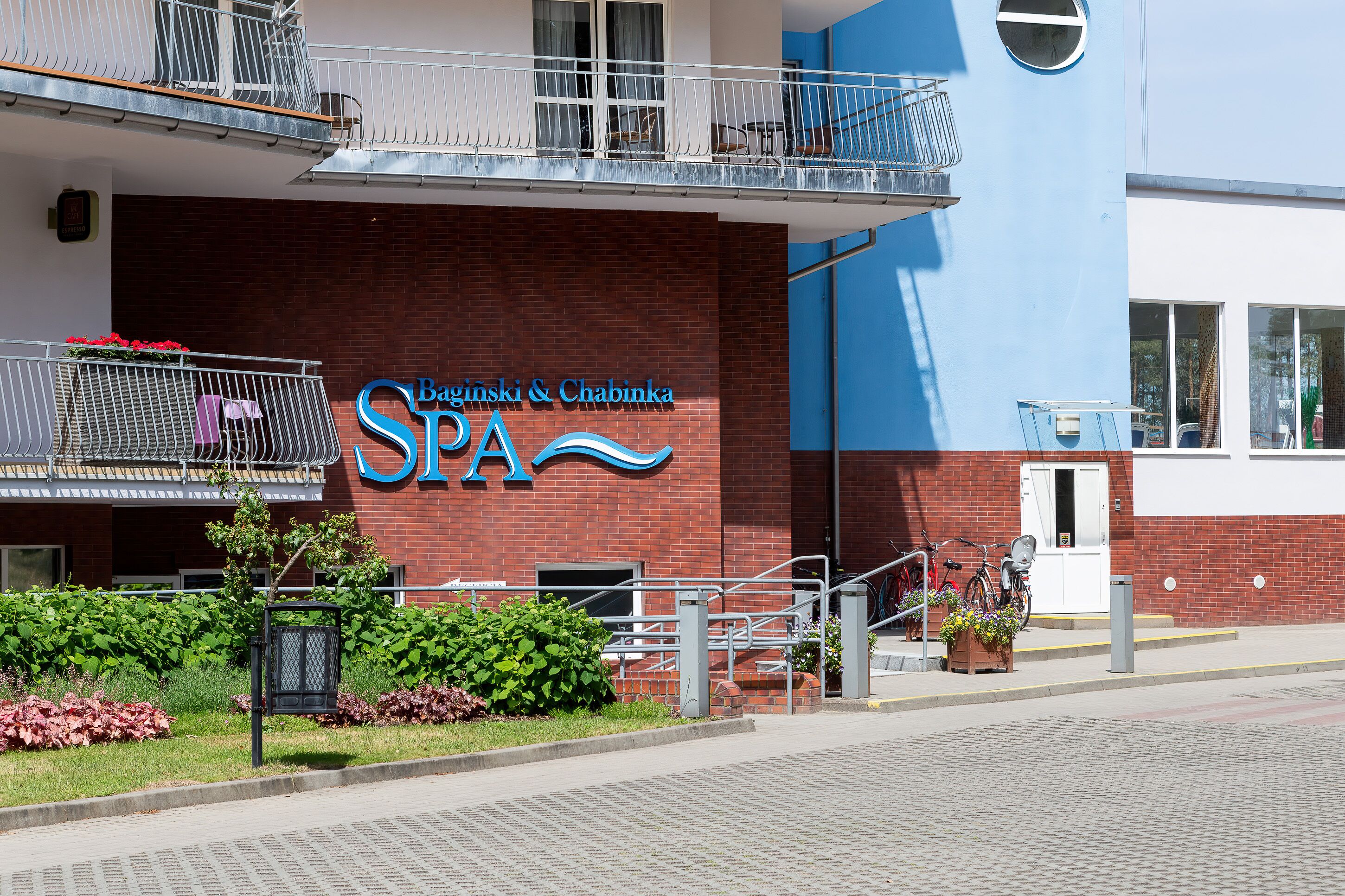 Zimmersafe, Schreibtisch, Bügeleisen/Bügelbrett, kostenlose Babybetten