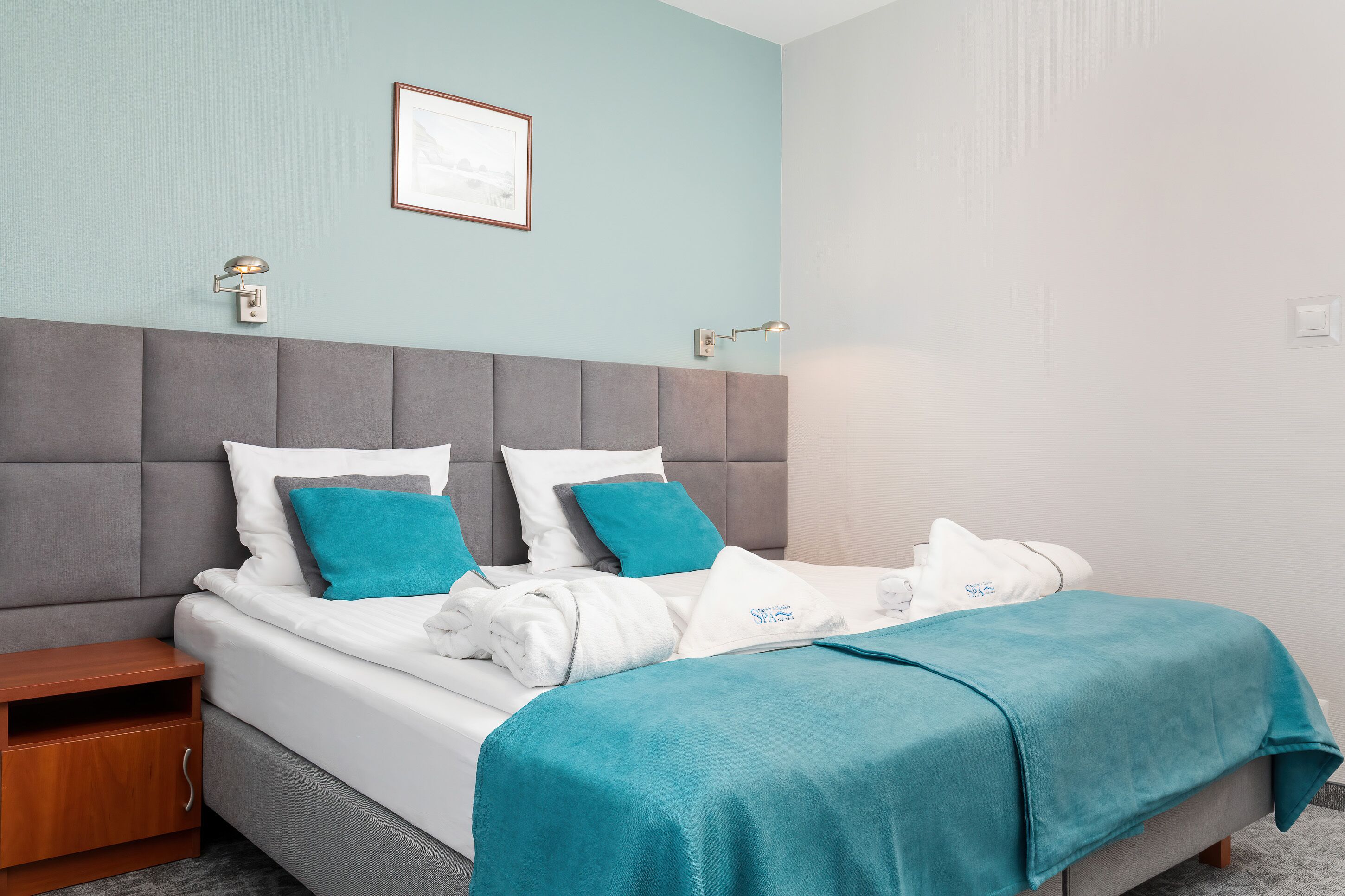 Zimmersafe, Schreibtisch, Bügeleisen/Bügelbrett, kostenlose Babybetten