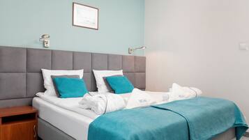 Zimmersafe, Schreibtisch, Bügeleisen/Bügelbrett, kostenlose Babybetten