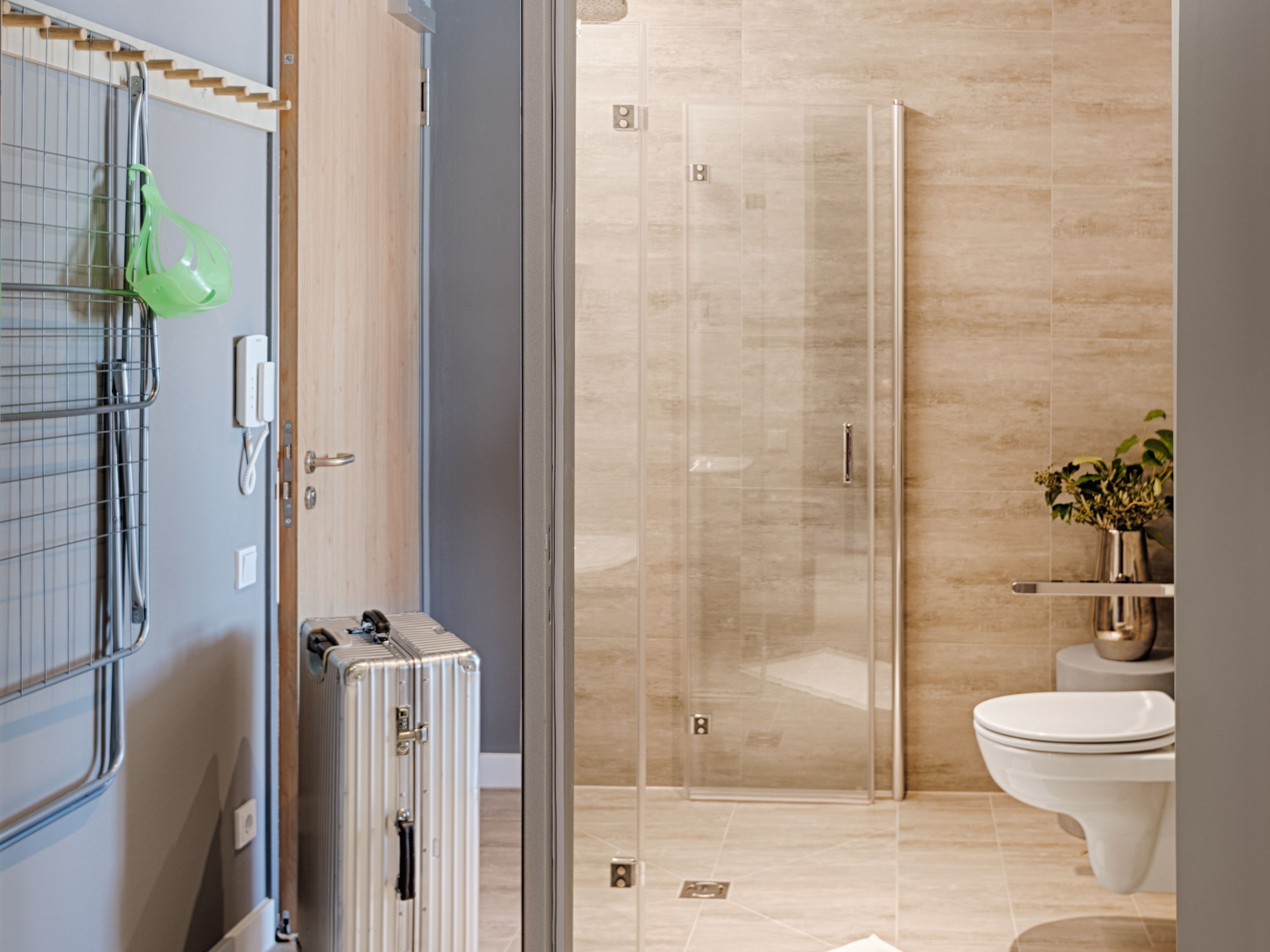 Un baño moderno con cabina de ducha de vidrio, inodoro y lavamanos.