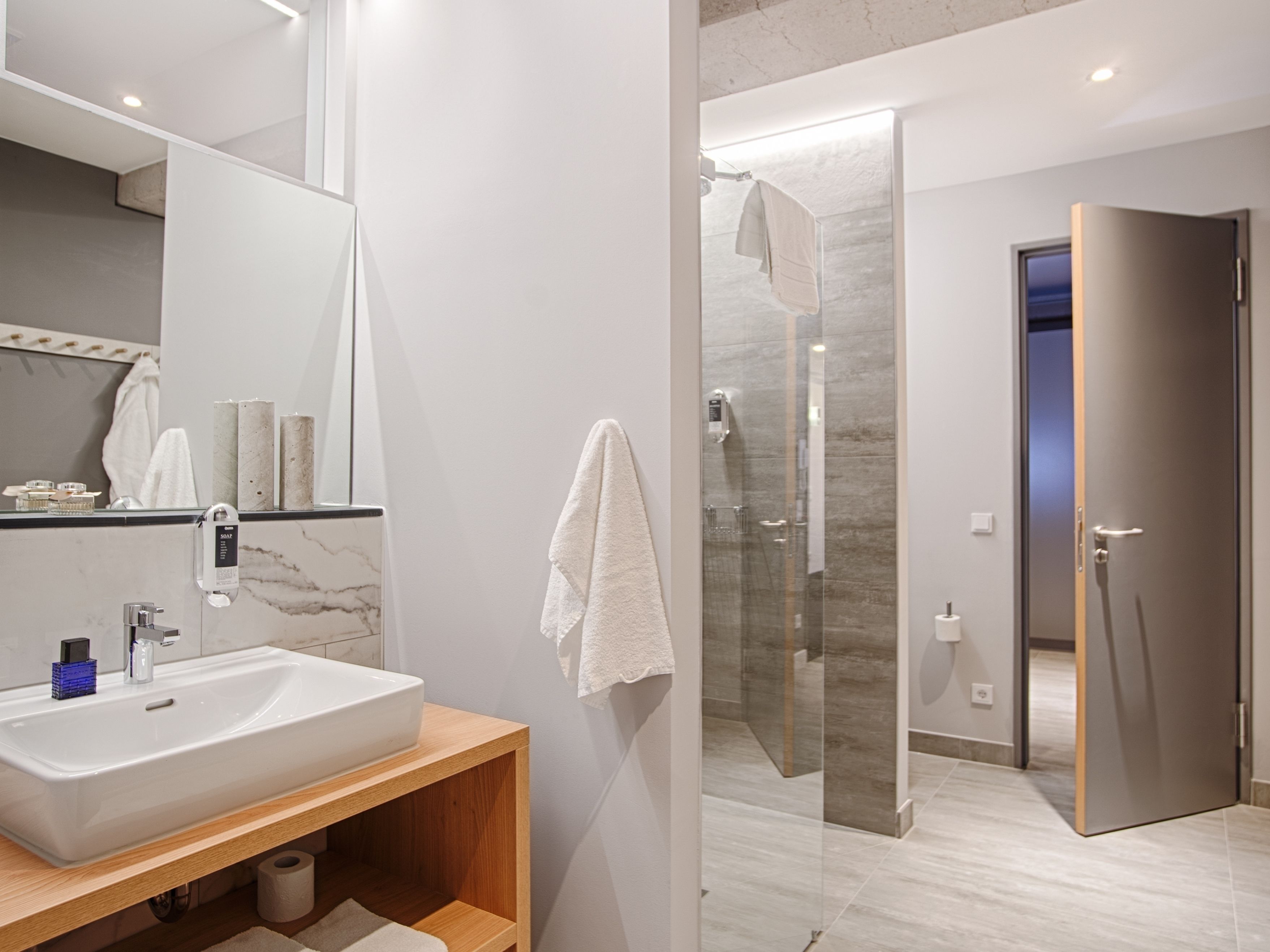 Apartament familiar, terrassa (4 Adults) | Bany | Dutxa, capçal de dutxa tipus cascada i articles de tocador gratuïts 