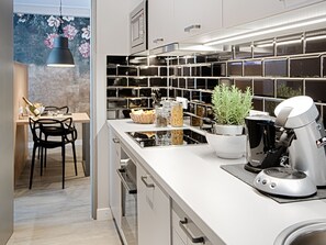 家庭公寓, 露台 (4 Adults) | 私人厨房 | 冰箱、微波炉、炉灶、洗碗机