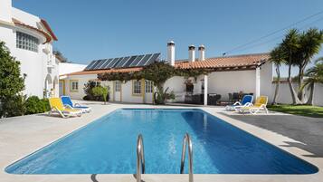 Piscine extérieure, chaises longues