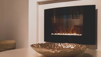 Sviitti | Oleskelualue | Älytelevisio, takka, DVD-soitin