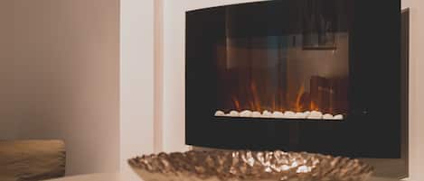 Suíte | Área de estar | Smart TV, lareira, DVD player