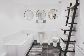 Suite | Bathroom | Separate bathtub and shower, hair dryer, towels, shampoo - Discovery Suite - Simple2let Serviced Apartments (Halifax)