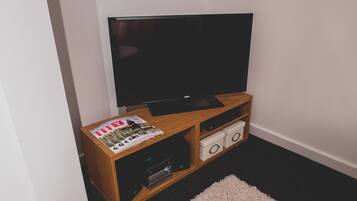 Suite | Salle de séjour | TV connectée, cheminée, lecteur de DVD