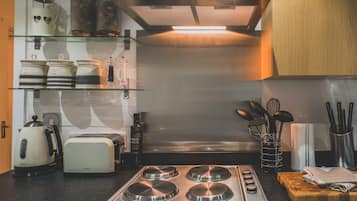 Sviitti | Yksityinen keittiö | Jääkaappi, mikroaaltouuni, uuni, liesi