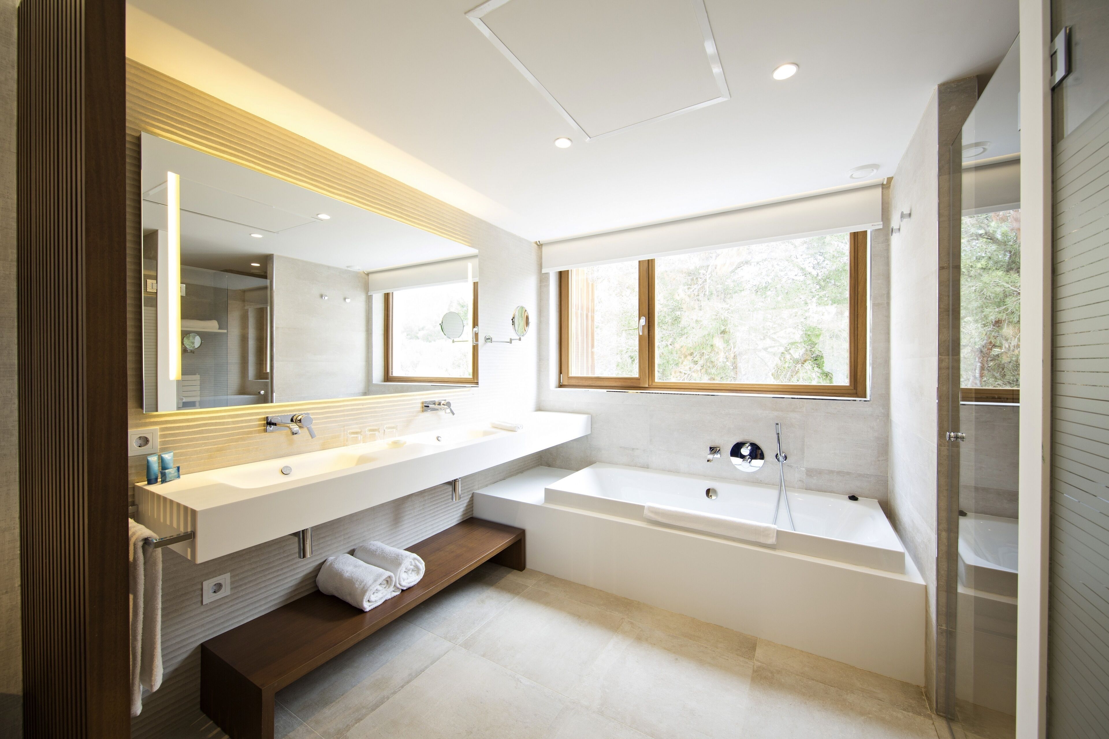 junior suite (classic) | bathroom | shower, eco-friendly toiletries, hair dryer, slippers