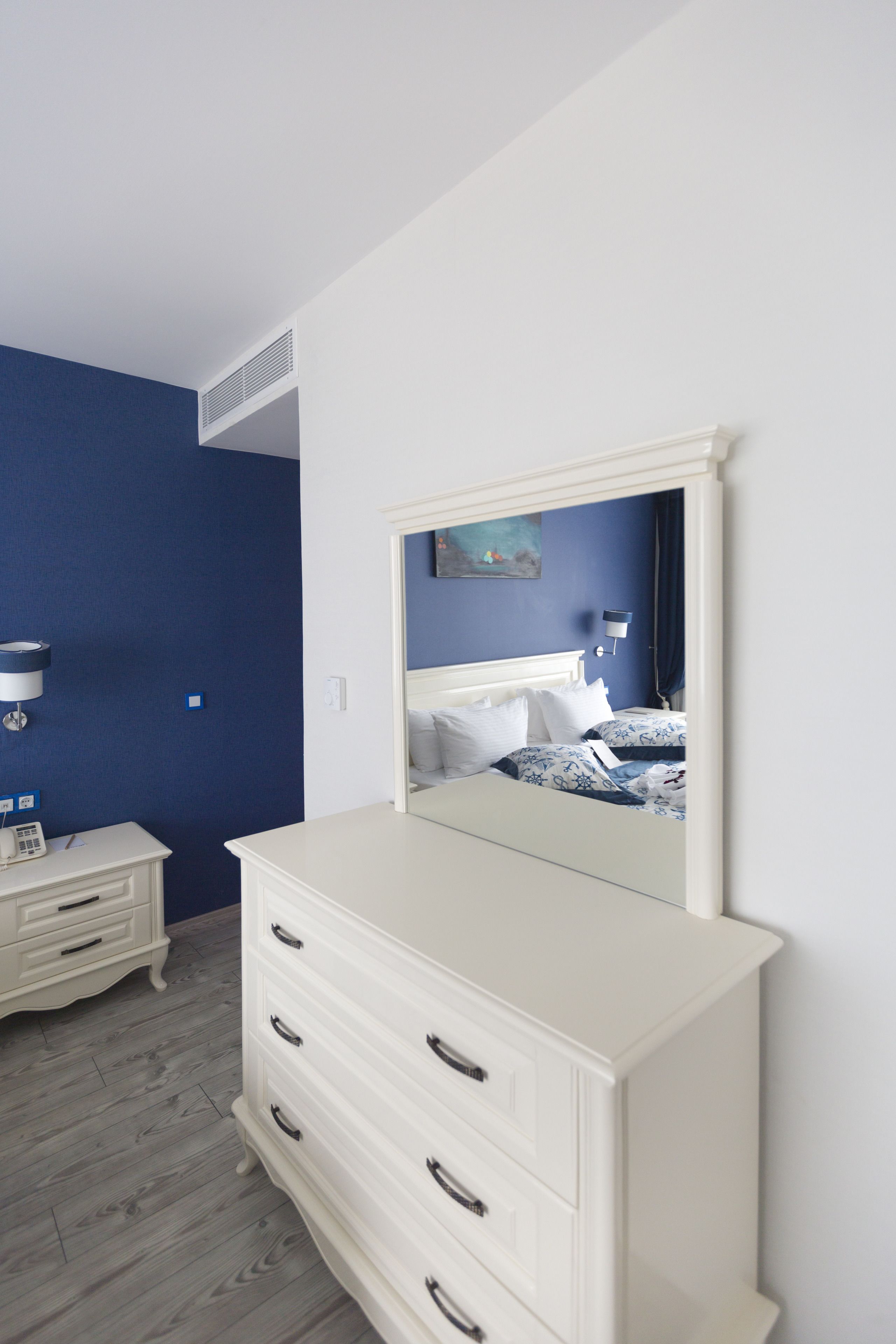 suite | minibar, in-room safe, desk, soundproofing