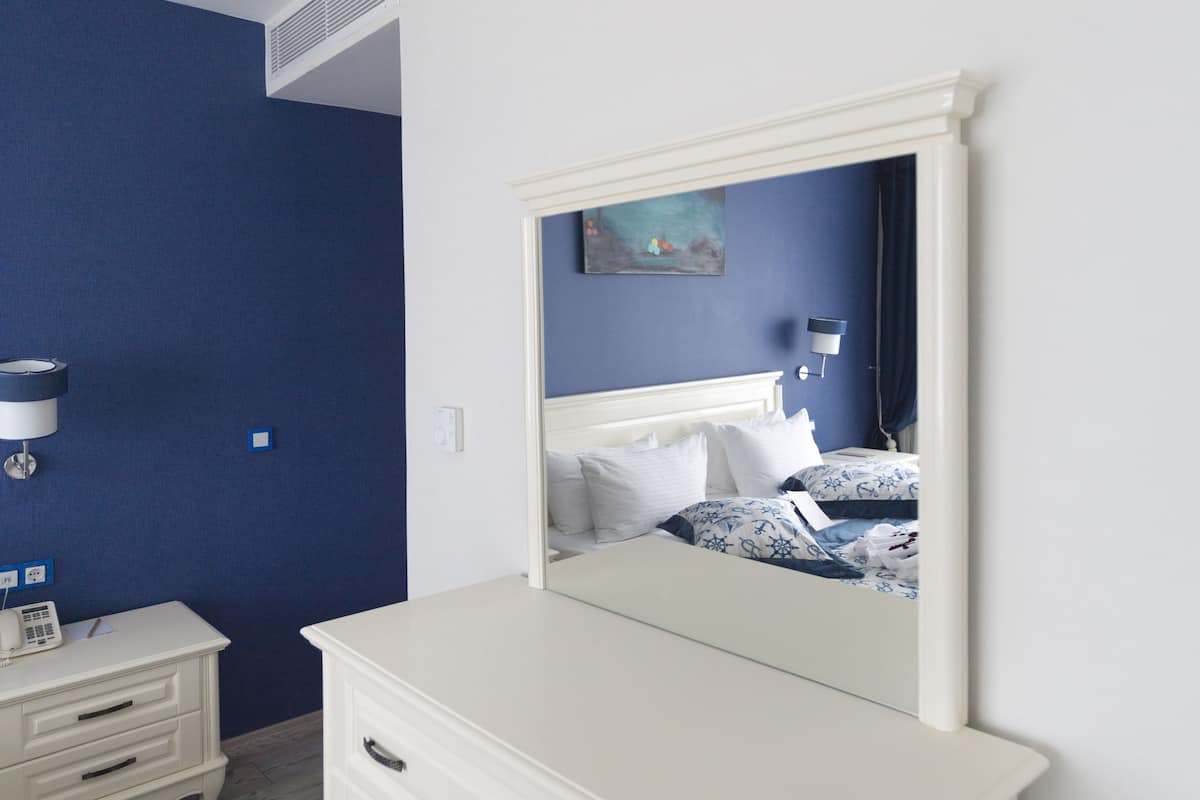 suite | minibar, in-room safe, desk, soundproofing