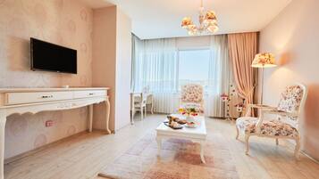 ห้องสวีท | 1 ห้องนอน, มินิบาร์, ตู้นิรภัยในห้องพัก, โต๊ะทำงาน