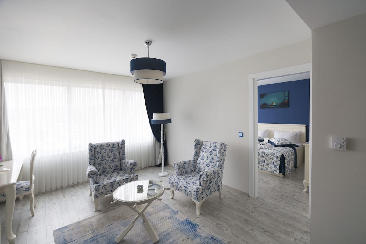 suite | minibar, in-room safe, desk, soundproofing