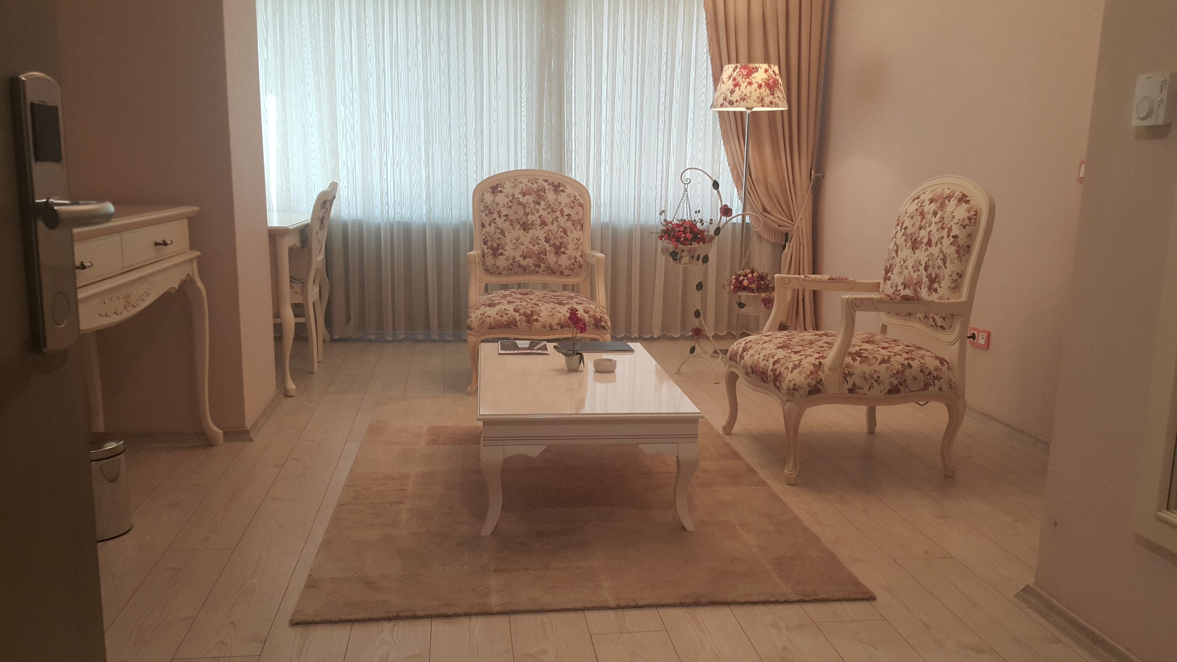 suite | in-room dining