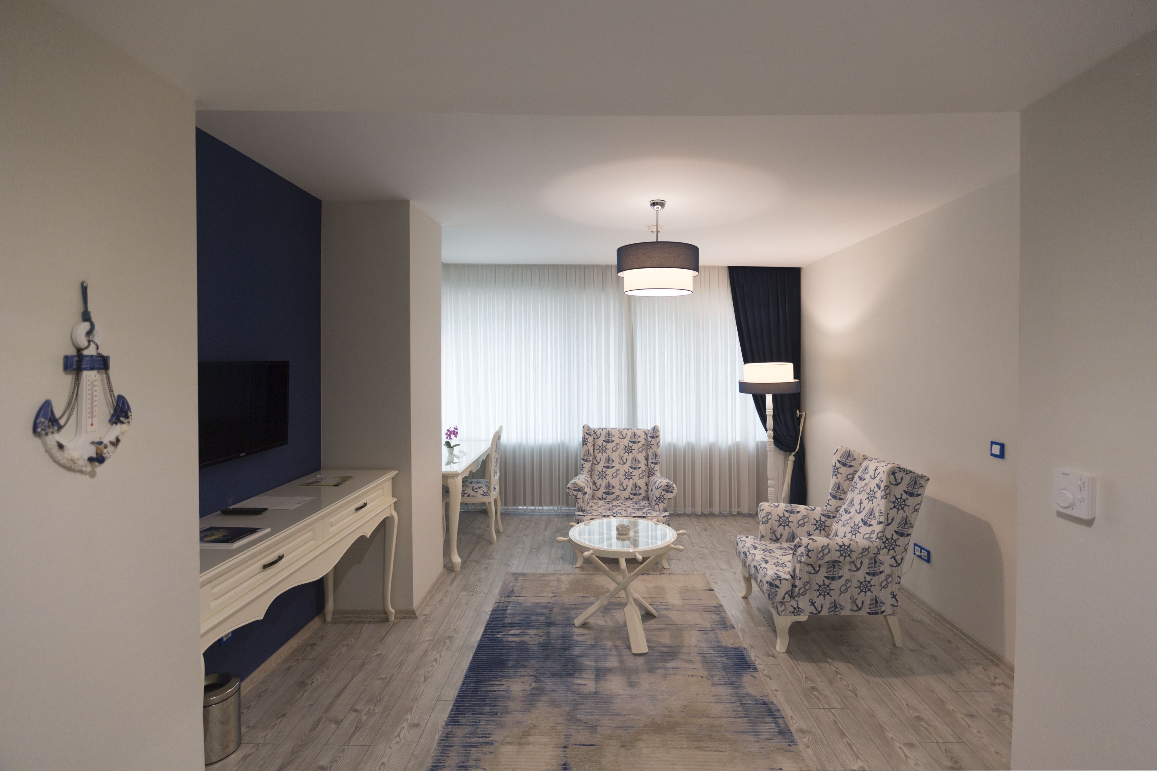 suite | minibar, in-room safe, desk, soundproofing