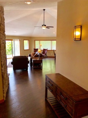 TV, fireplace - Antlers Resort (Branson)