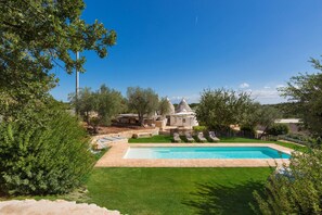 Außenpool, Sonnenschirme, Liegestühle