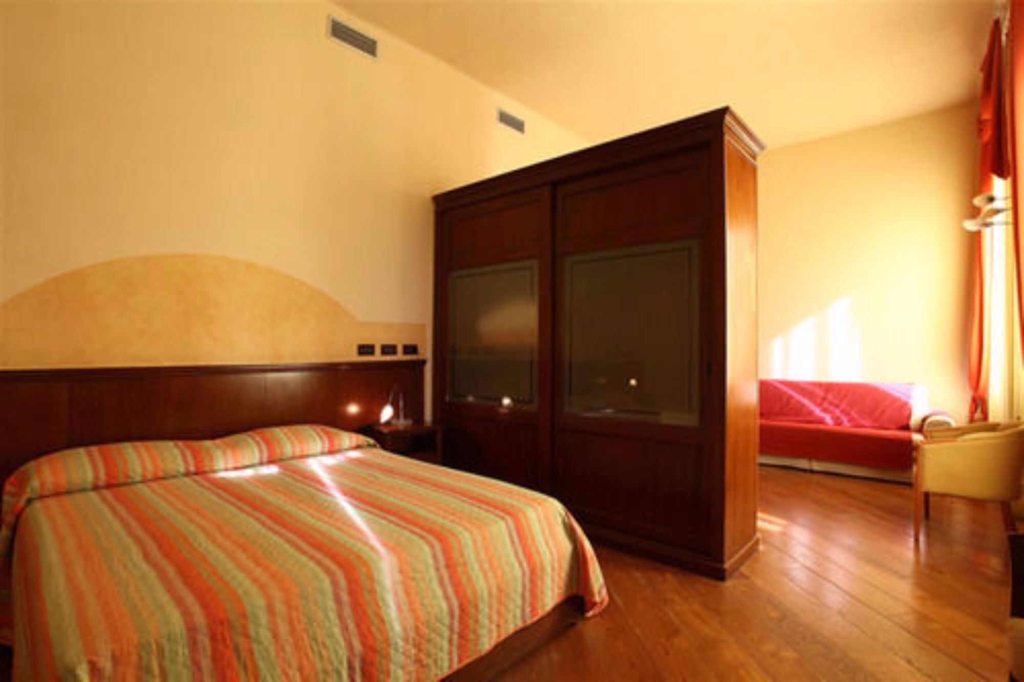 Minibar, Zimmersafe, kostenloses WLAN, Bettwäsche