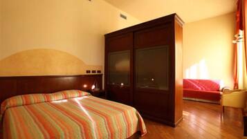 Minibar, Zimmersafe, kostenloses WLAN, Bettwäsche