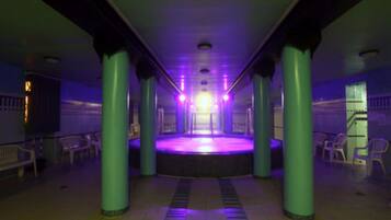 Un'ampia area interna con un palco centrale e posti a sedere.
