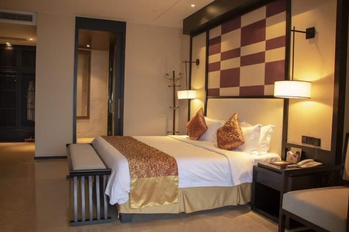 Minibar, caja de seguridad en la habitación, escritorio y cunas